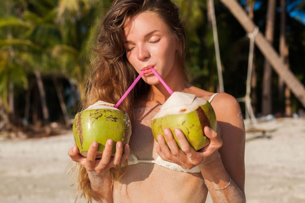 Veja o que ocorre com o seu corpo ao ingerir água de coco diariamente.